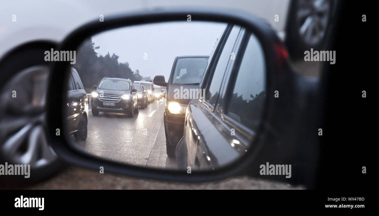 Blick aus dem Auto im Stau auf der Autobahn A 7, Soltau, Niedersachsen, Deutschland, Europa Stockfoto