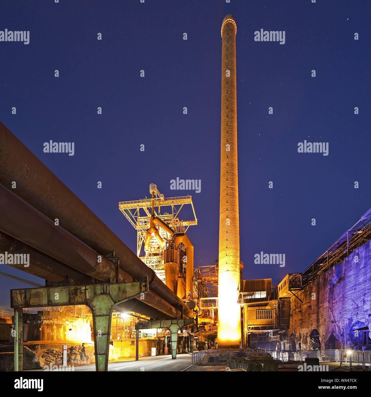 Beleuchtete Heinrichshuette mit Hochofen, Hattingen, Ruhrgebiet, Deutschland, Europa Stockfoto