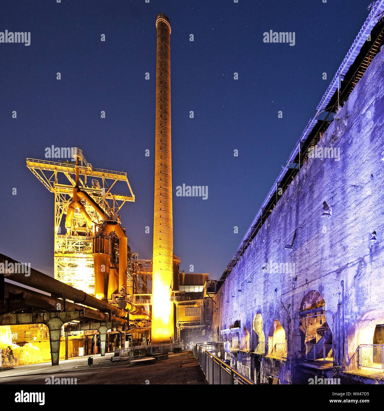 Beleuchtete Heinrichshuette mit Hochofen, Hattingen, Ruhrgebiet, Deutschland, Europa Stockfoto