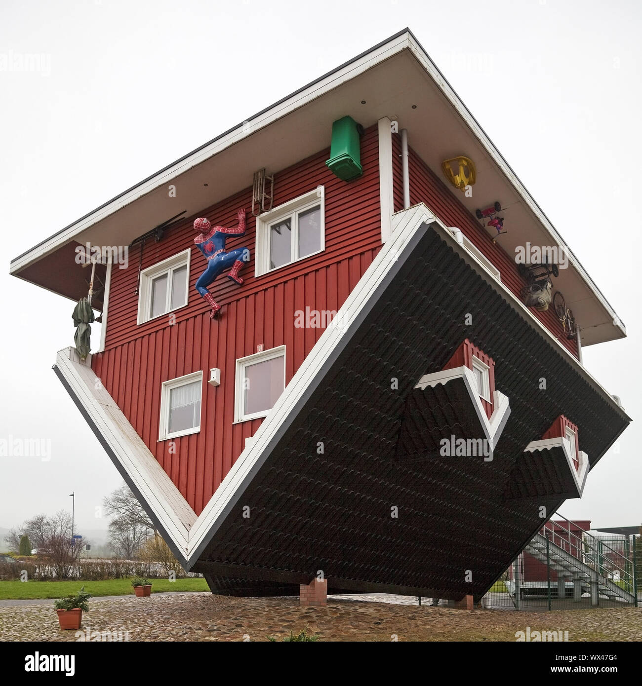 Die Crazy House, ein auf dem Kopf stehendes Haus mit kompletter Einrichtung, Bispingen, Niedersachsen, Deutschland Stockfoto