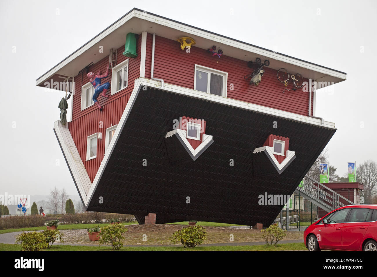 Die Crazy House, ein auf dem Kopf stehendes Haus mit kompletter Einrichtung, Bispingen, Niedersachsen, Deutschland Stockfoto