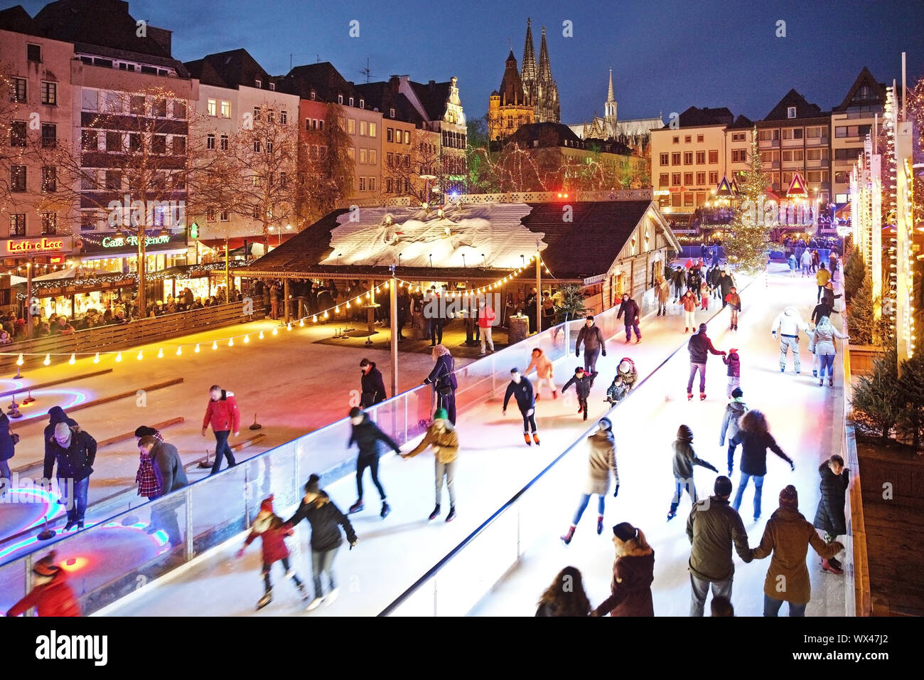 Menschen auf die beleuchtete Eisbahn auf dem Heumarkt, Köln, Nordrhein-Westfalen, Deutschland, Europa Stockfoto