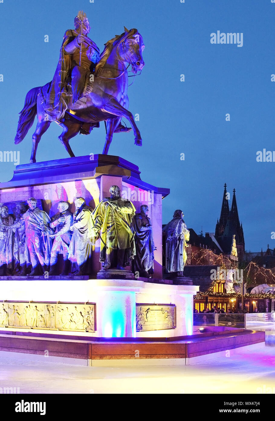 Eisbahn mit beleuchteten Reiterstandbild Friedrich Wilhelm III. , Köln, Deutschland, Europa Stockfoto