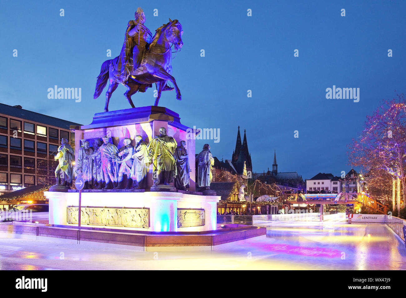 Eisbahn mit beleuchteten Reiterstandbild Friedrich Wilhelm III. , Köln, Deutschland, Europa Stockfoto