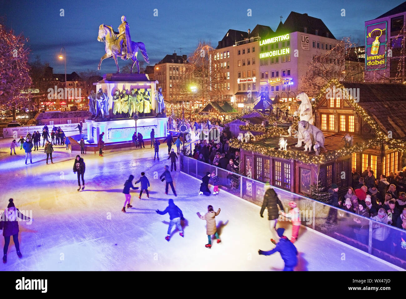 Menschen auf die beleuchtete Eisbahn auf dem Heumarkt, Köln, Nordrhein-Westfalen, Deutschland, Europa Stockfoto