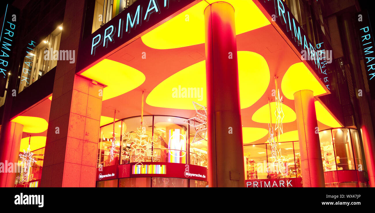 Schrill beleuchteten Geschäfte am Neumarkt, Köln, Rheinland, Nordrhein-Westfalen, Deutschland, Europa Stockfoto