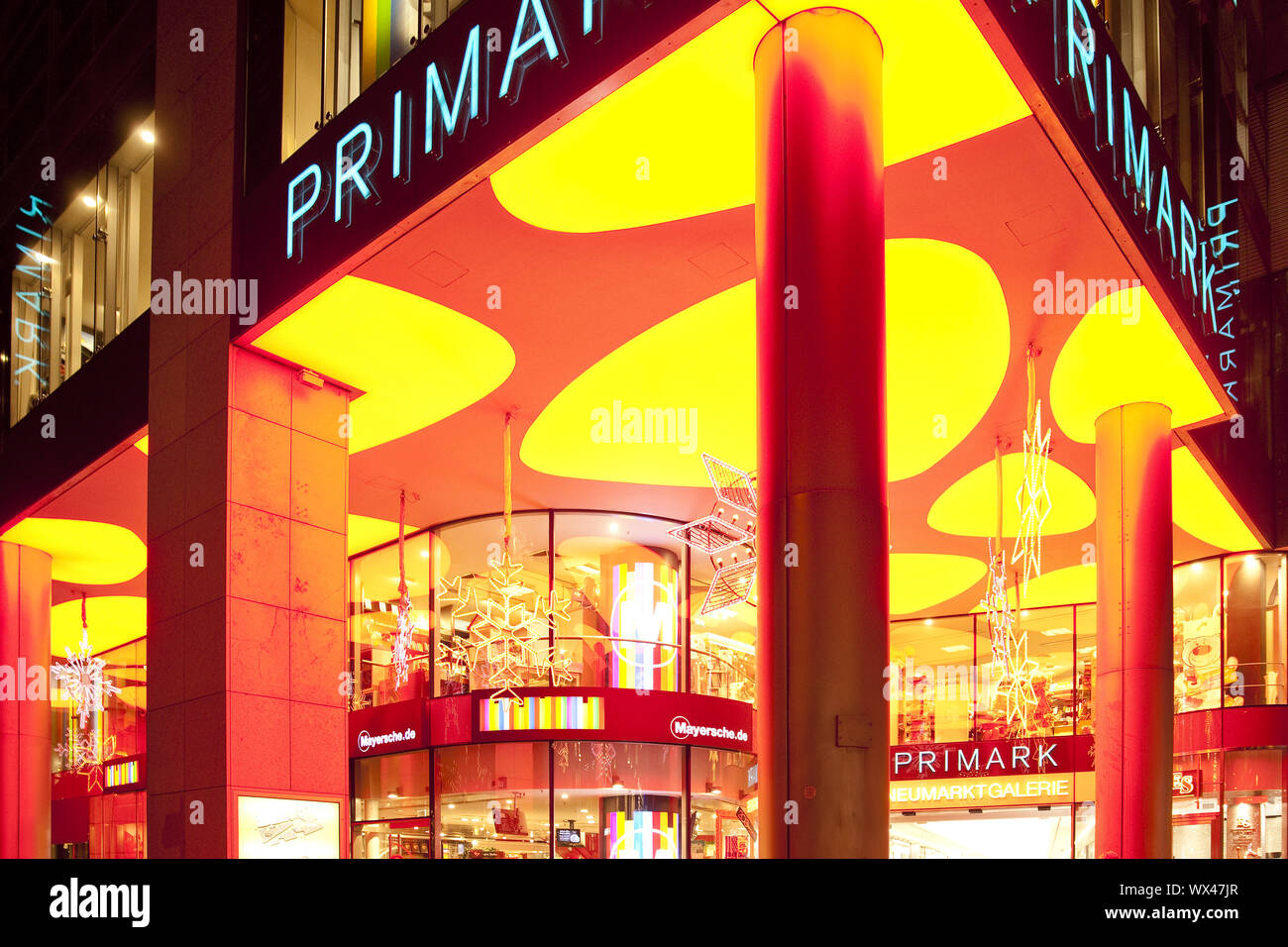 Schrill beleuchteten Geschäfte am Neumarkt, Köln, Rheinland, Nordrhein-Westfalen, Deutschland, Europa Stockfoto
