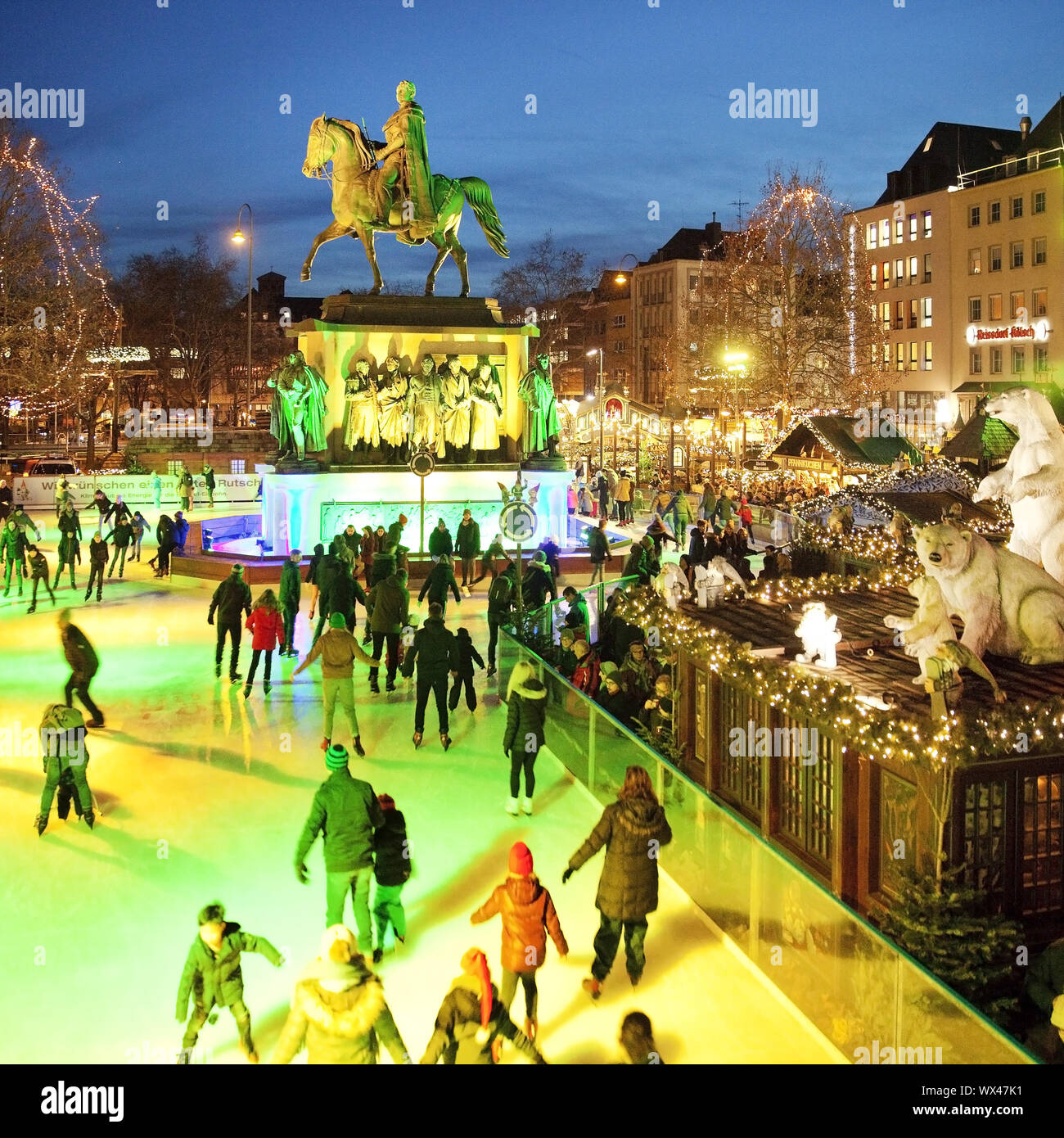 Menschen auf die beleuchtete Eisbahn auf dem Heumarkt, Köln, Nordrhein-Westfalen, Deutschland, Europa Stockfoto