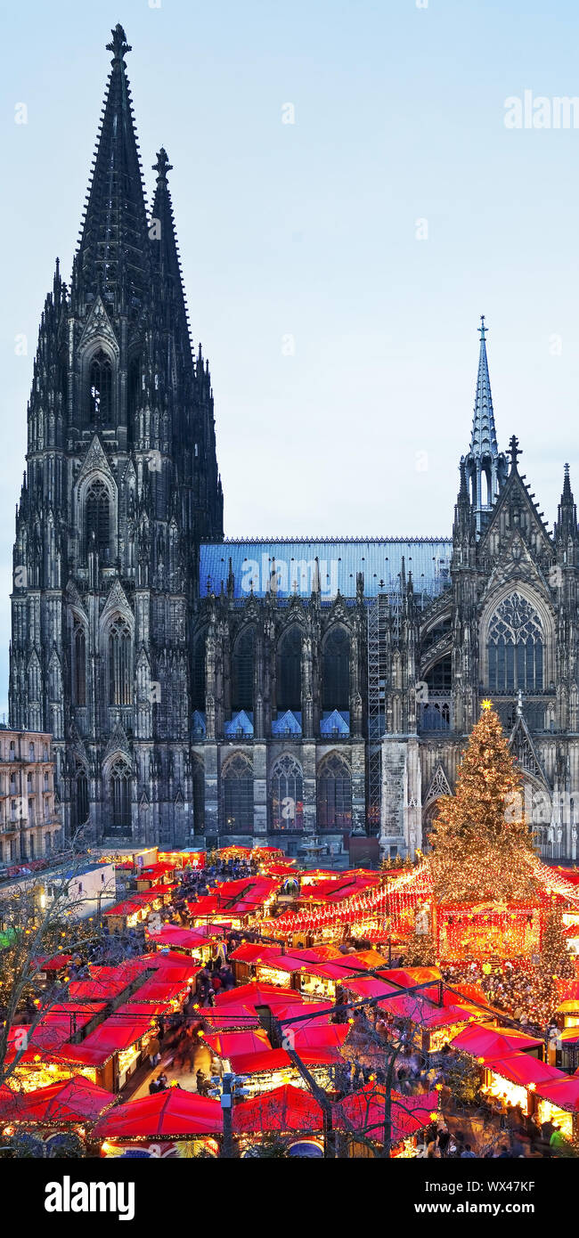 Weihnachtsmarkt am Kölner Dom am Abend, Köln, Rheinland, Deutschland, Europa Stockfoto