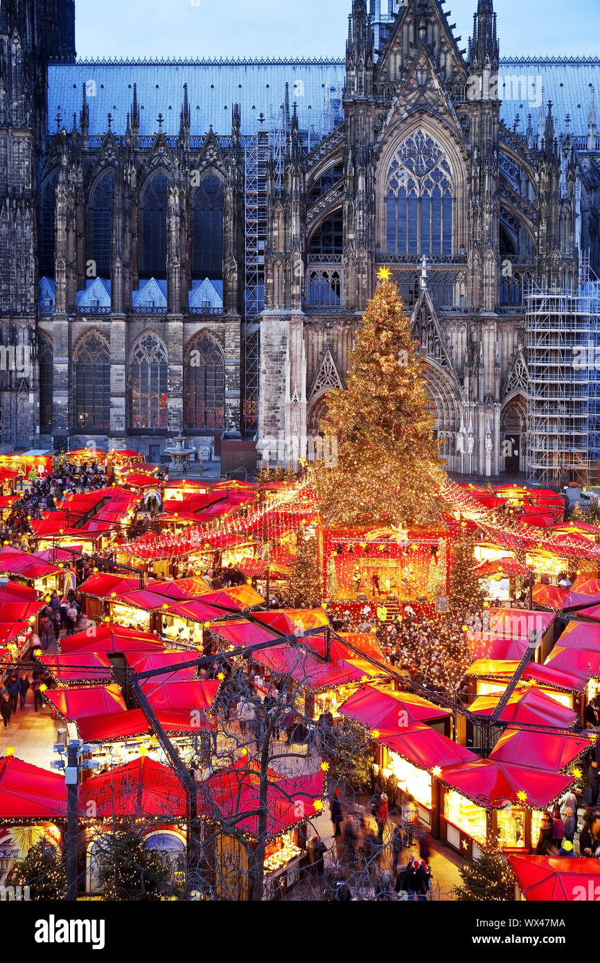 Weihnachtsmarkt am Kölner Dom am Abend, Köln, Rheinland, Deutschland, Europa Stockfoto