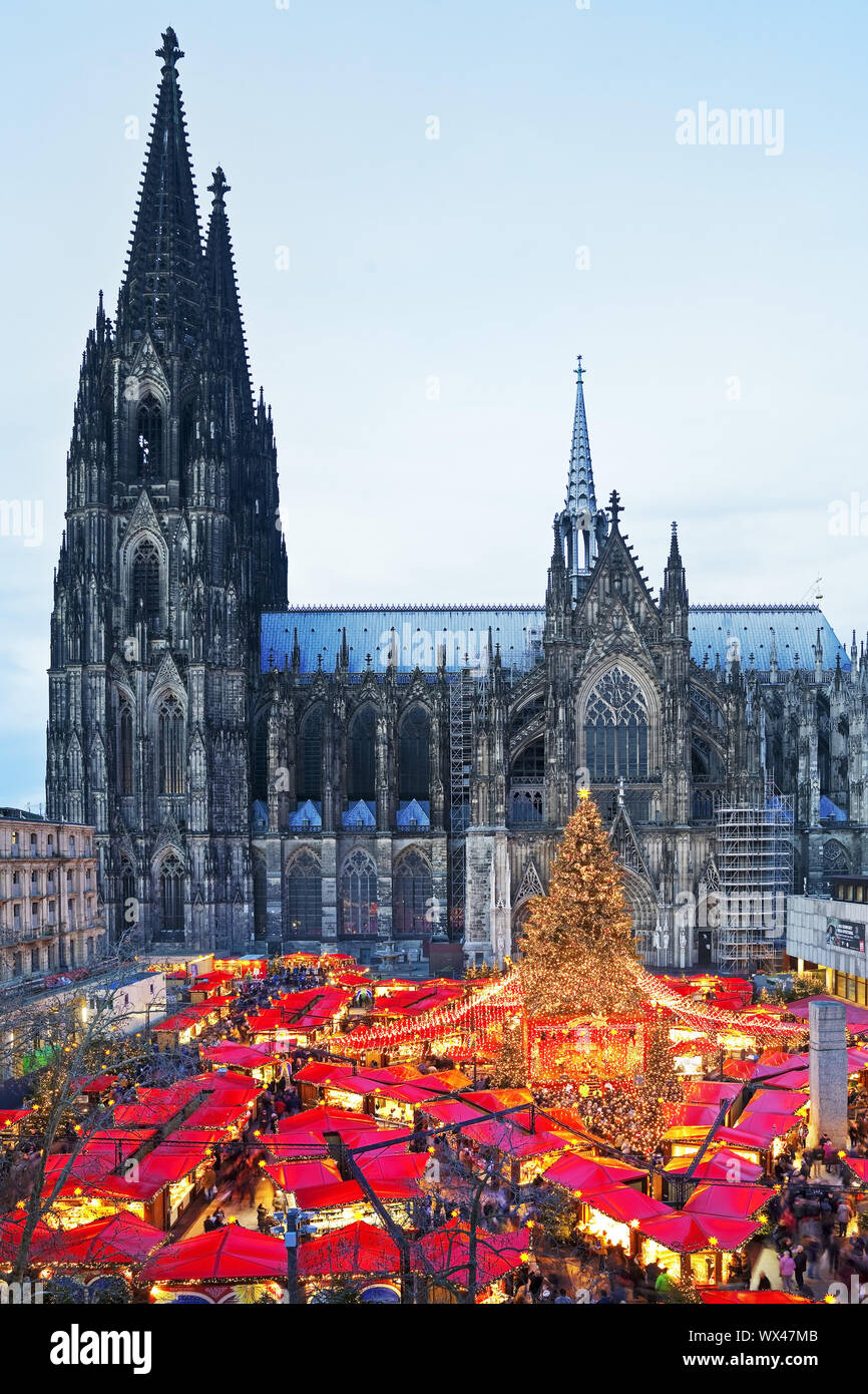 Weihnachtsmarkt am Kölner Dom am Abend, Köln, Rheinland, Deutschland, Europa Stockfoto