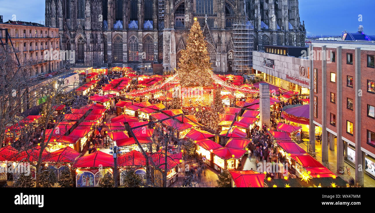 Weihnachtsmarkt am Kölner Dom am Abend, Köln, Rheinland, Deutschland, Europa Stockfoto