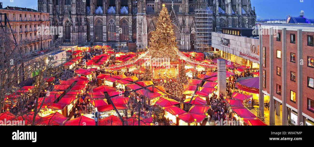 Weihnachtsmarkt am Kölner Dom am Abend, Köln, Rheinland, Deutschland, Europa Stockfoto