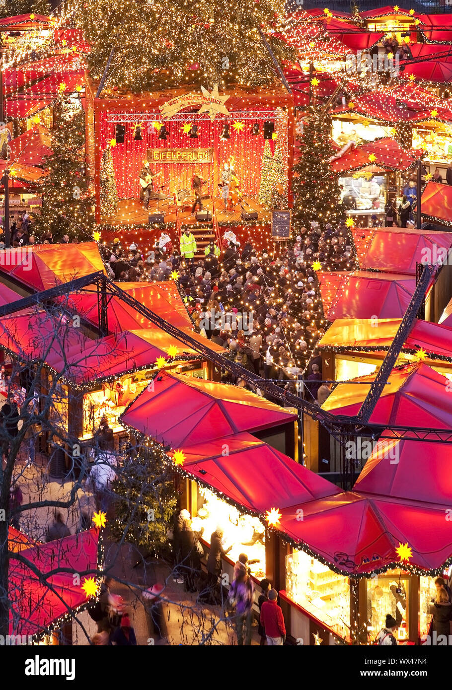 Weihnachtsmarkt am Kölner Dom am Abend, Köln, Rheinland, Deutschland, Europa Stockfoto