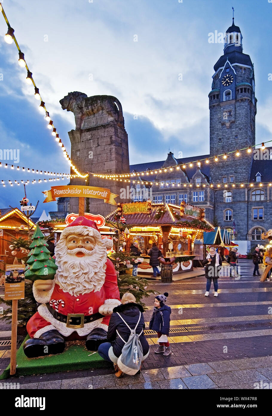 Weihnachtsmarkt vor dem Rathaus, AltRemscheid, Remscheid, Deutschland