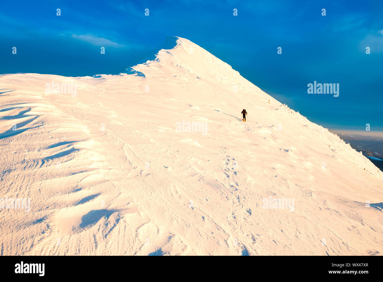 Bergsteiger mit Hund Klettern am Berg Stockfoto