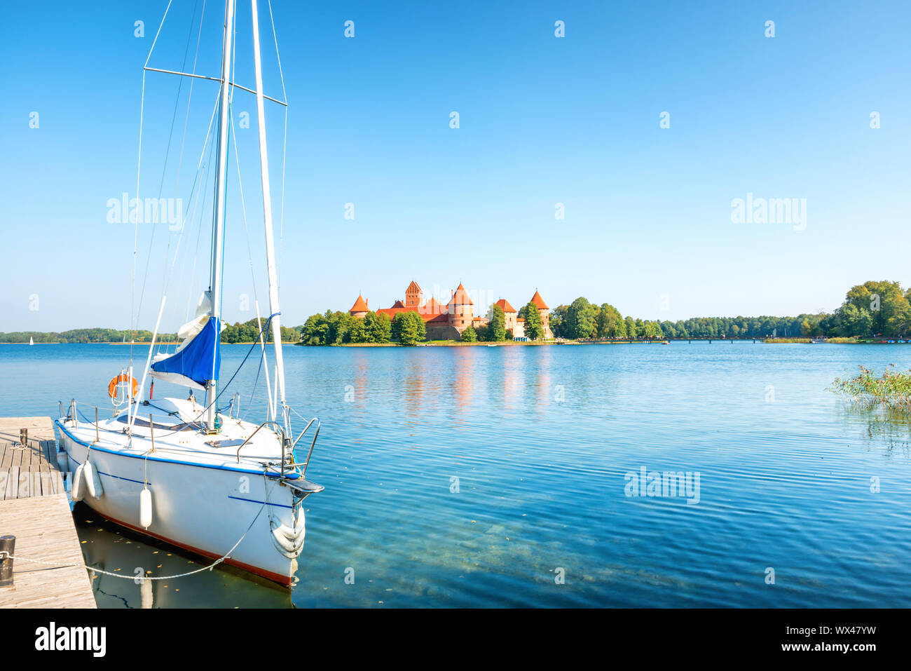 Trakai Burg am See mit Yacht Stockfoto