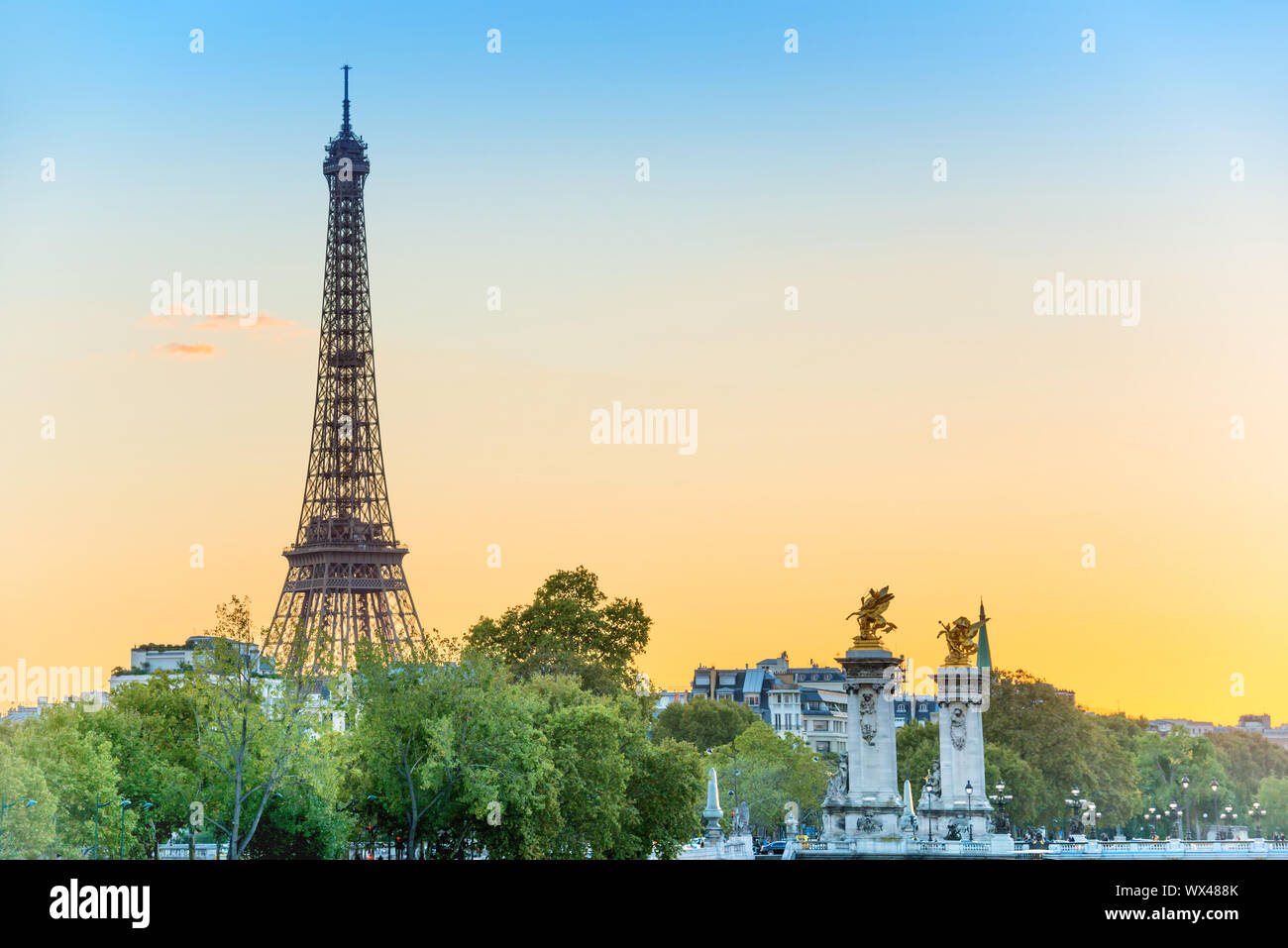 Eiffelturm und Pont Alexandre III bei Sonnenuntergang Stockfoto