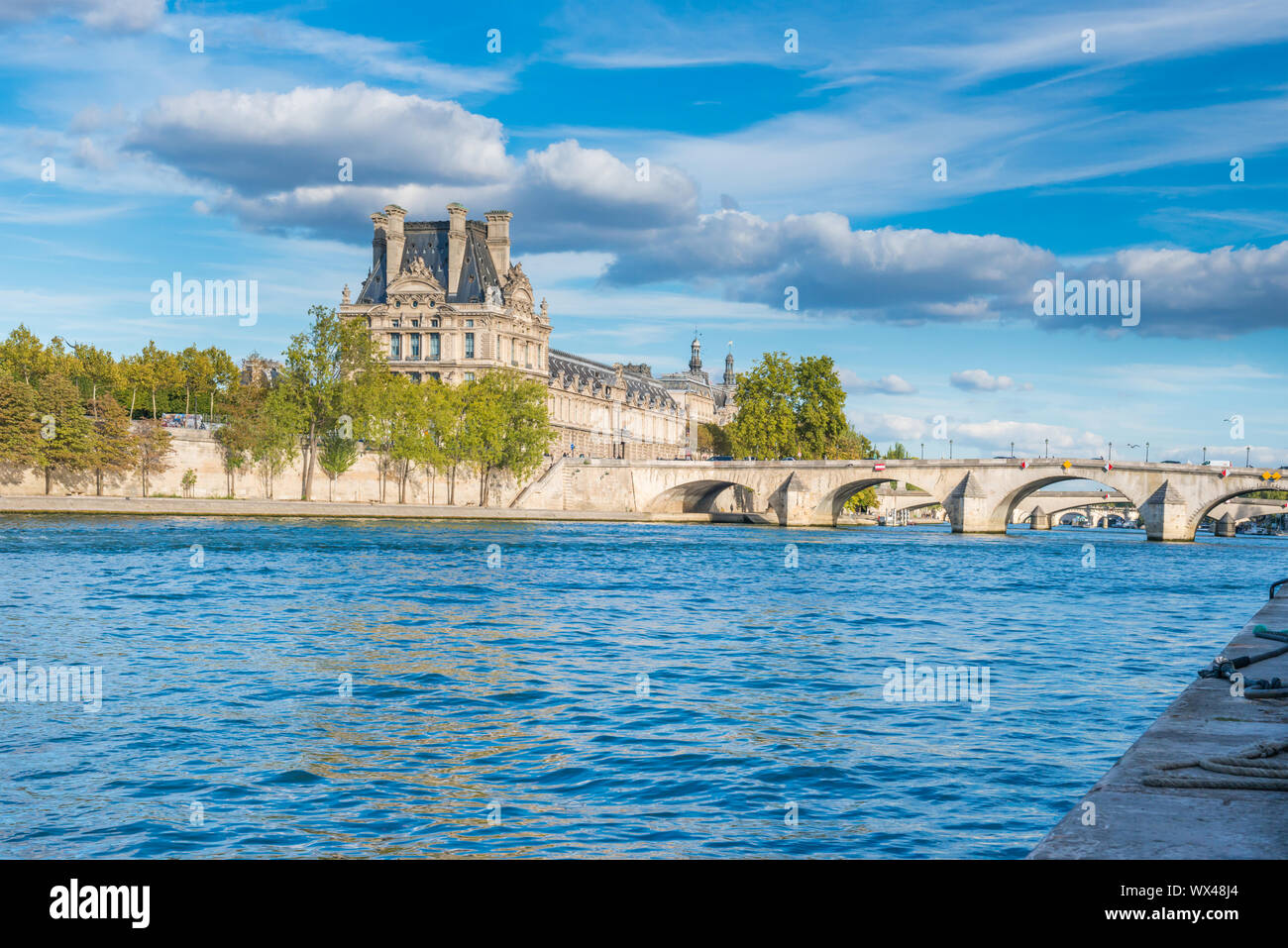 Um Louvre über Seine Fluss Stockfoto