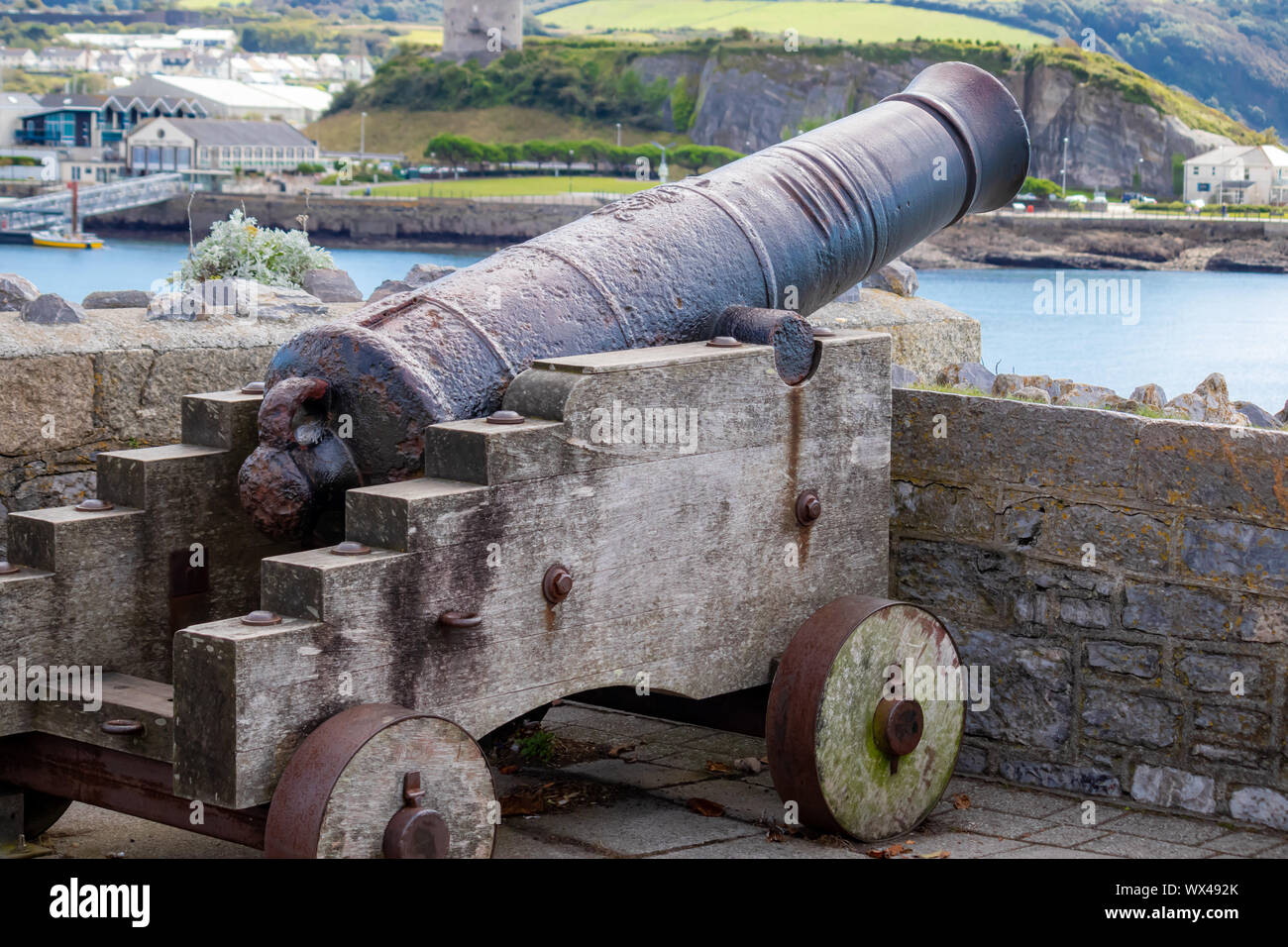 Oldtimer und historische Schiffe Kanonen Leviathan und Denkmäler Plymouth Hoe und Barbican, Plymouth, Devon, Großbritannien Stockfoto