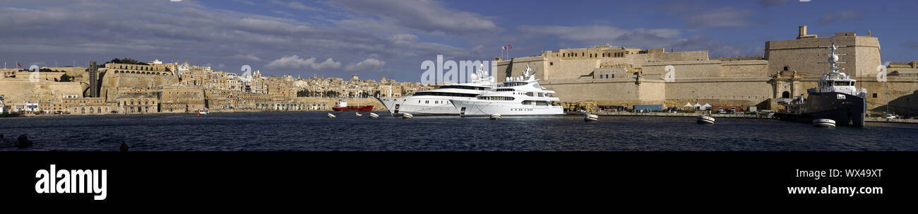 Blick vom Senglea über die Marina auf Fort St. Angelo in Vittoriosa, im Hintergrund Valletta Stockfoto
