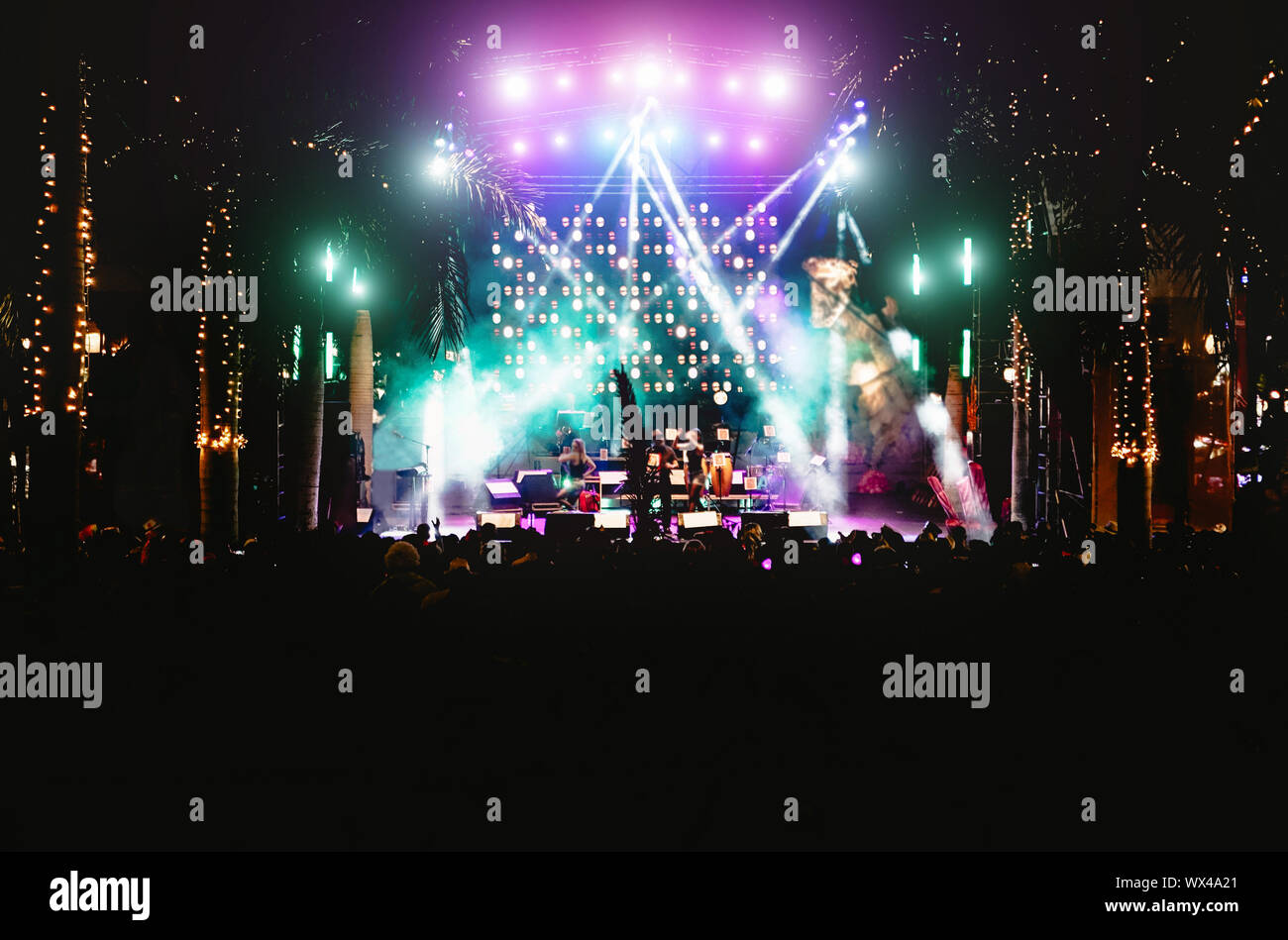 Junge Leute haben Spaß im Sommerkonzert - Crowd Rock Musikfestival-Veranstaltung Stockfoto