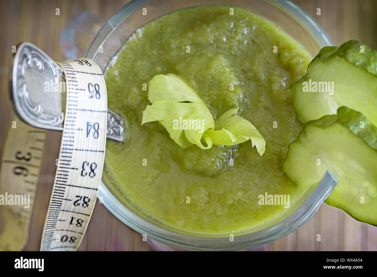 Kalorienarme Smoothie für Gewichtverlust von Gurken. Stockfoto