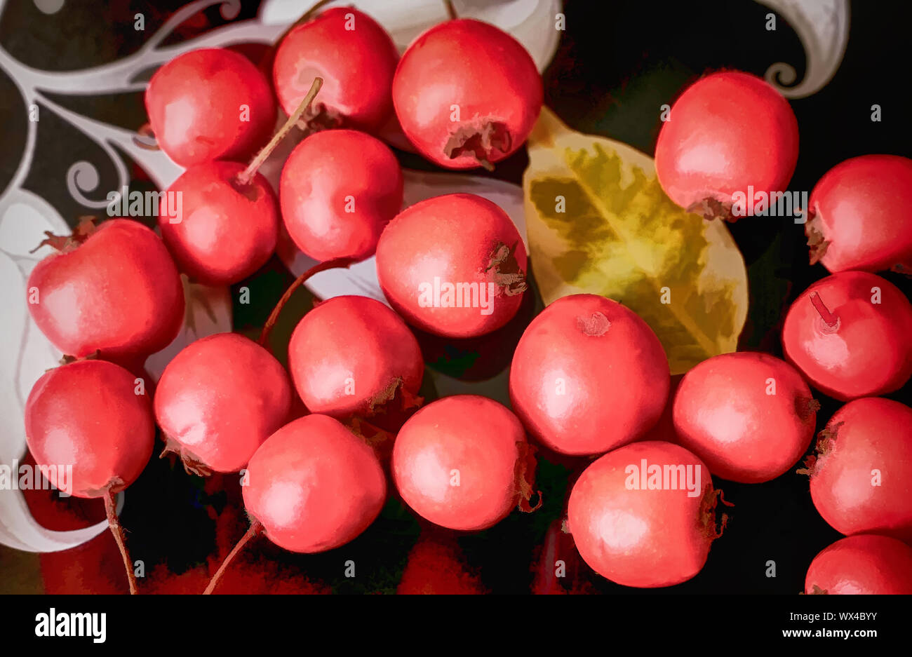 Weißdorn-Beeren auf einem Teller, Aquarell Stil. Stockfoto