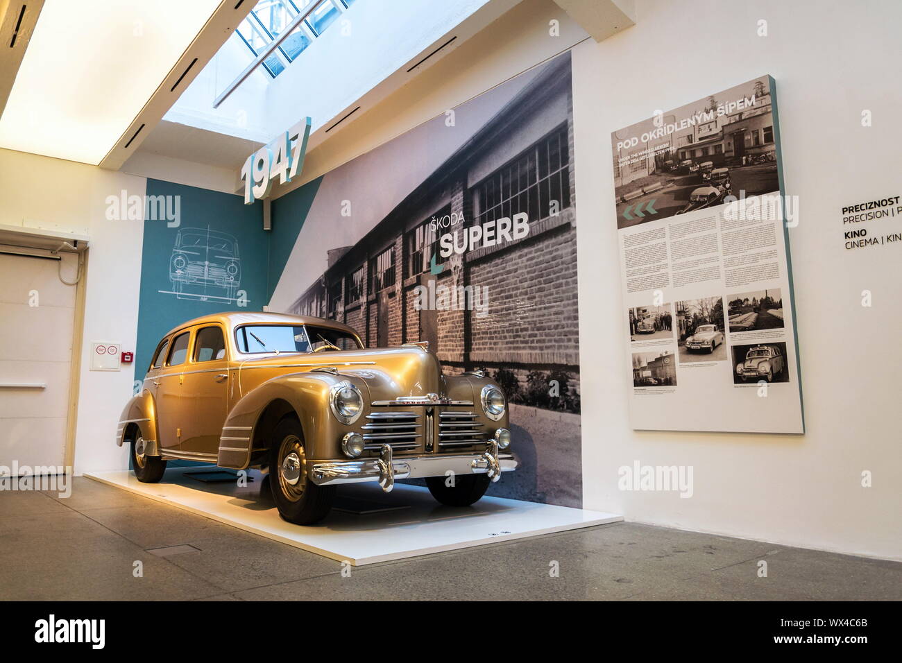 MLADA BOLESLAV, TSCHECHISCHE REPUBLIK - 16. AUGUST 2019: Skoda Superb aus Gold Metallic Auto 1947 am 16. August 2019 in Mladá Boleslav, tschechische Republik. Stockfoto