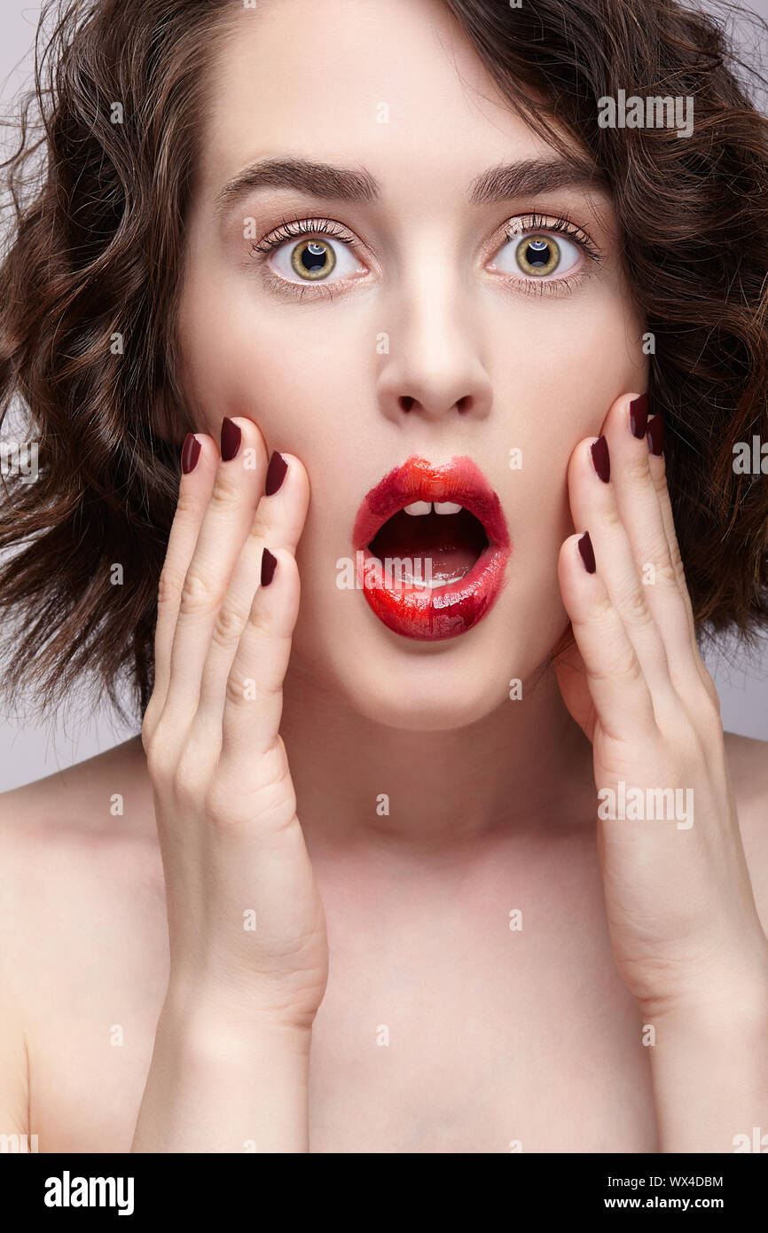 Brunette Mädchen mit ungewöhnlichen alyapy rot Frau Gesicht Make-up Stockfoto