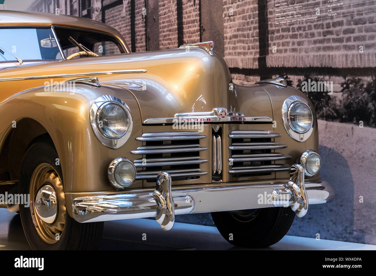 MLADA BOLESLAV, TSCHECHISCHE REPUBLIK - 16. AUGUST 2019: Skoda Superb aus Gold Metallic Auto 1947 am 16. August 2019 in Mladá Boleslav, tschechische Republik. Stockfoto