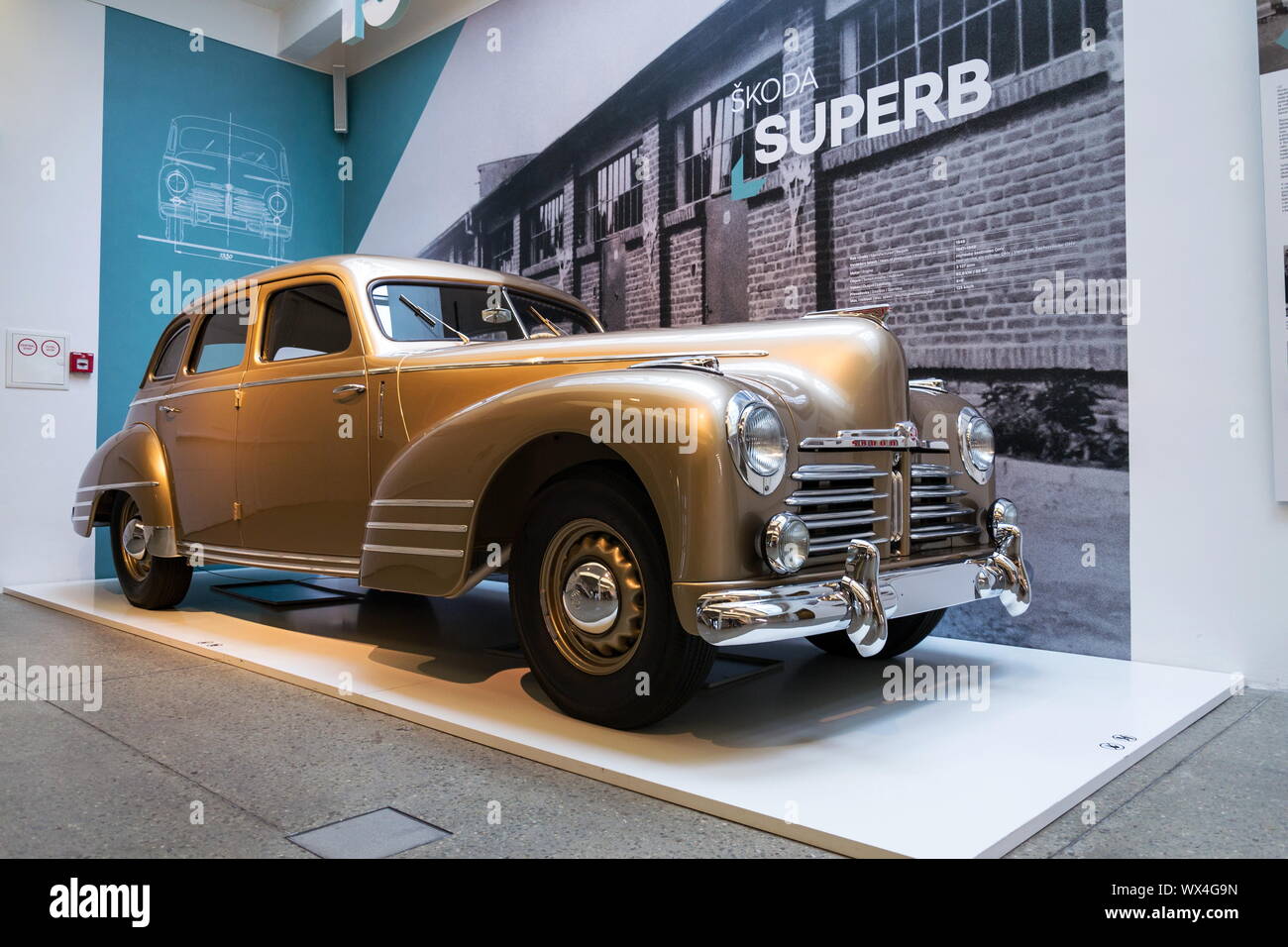 MLADA BOLESLAV, TSCHECHISCHE REPUBLIK - 16. AUGUST 2019: Skoda Superb aus Gold Metallic Auto 1947 am 16. August 2019 in Mladá Boleslav, tschechische Republik. Stockfoto