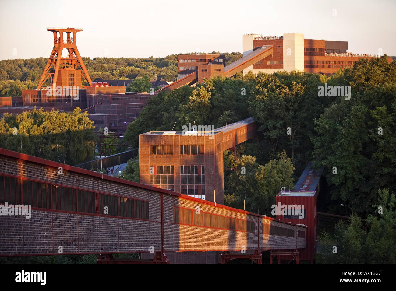 Panorama der Zeche Zollverein mit dem Förderturm von Schacht XII, Essen, Deutschland, Europa Stockfoto