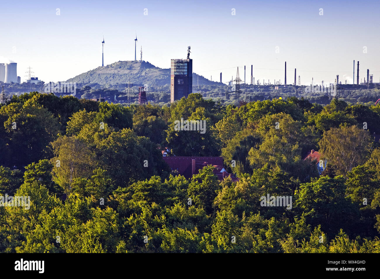 Blick auf die grüne Ruhrgebiet Nordsternpark mit der Halde Scholven, Gelsenkirchen, Deutschland, Europa Stockfoto