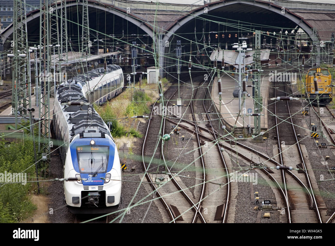 Regionale Zug fährt vom Hauptbahnhof, Hagen, Ruhrgebiet, Deutschland, Europa Stockfoto