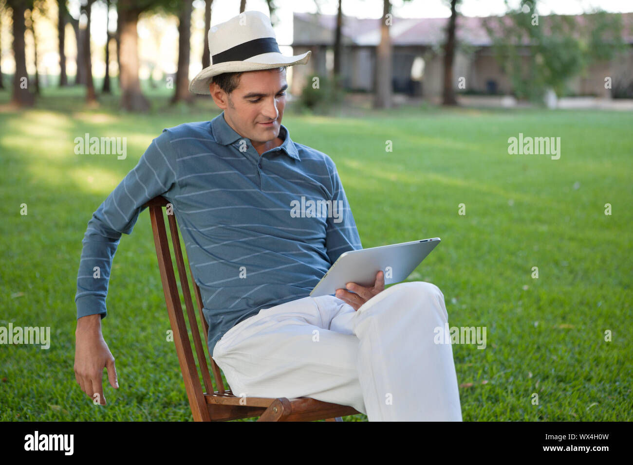 Mann mit Tablet-PC Stockfoto