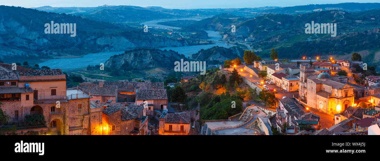 Nacht Stilo Dorf, Kalabrien, Italien. Stockfoto