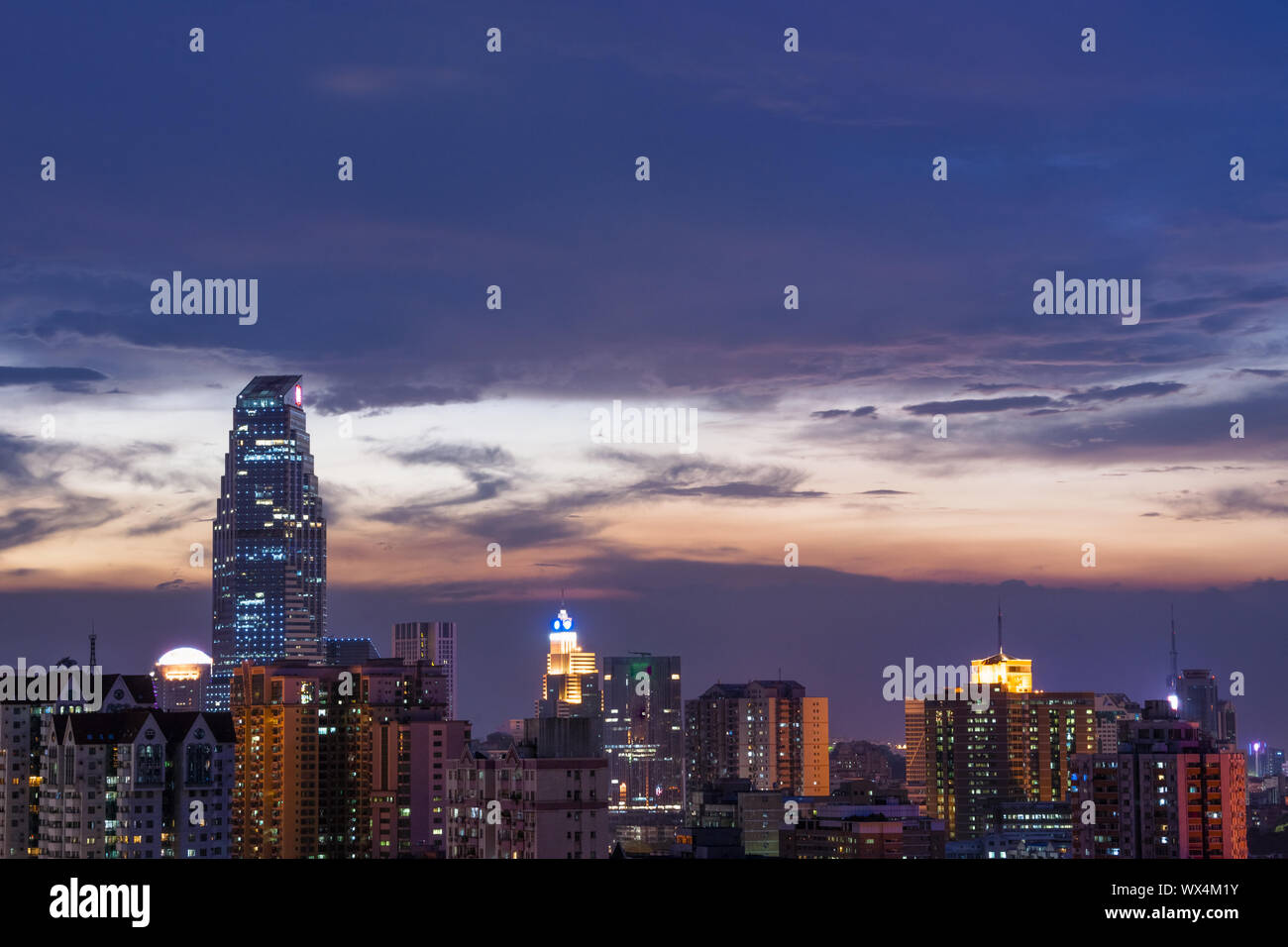 Skyline bei Nacht Stockfoto