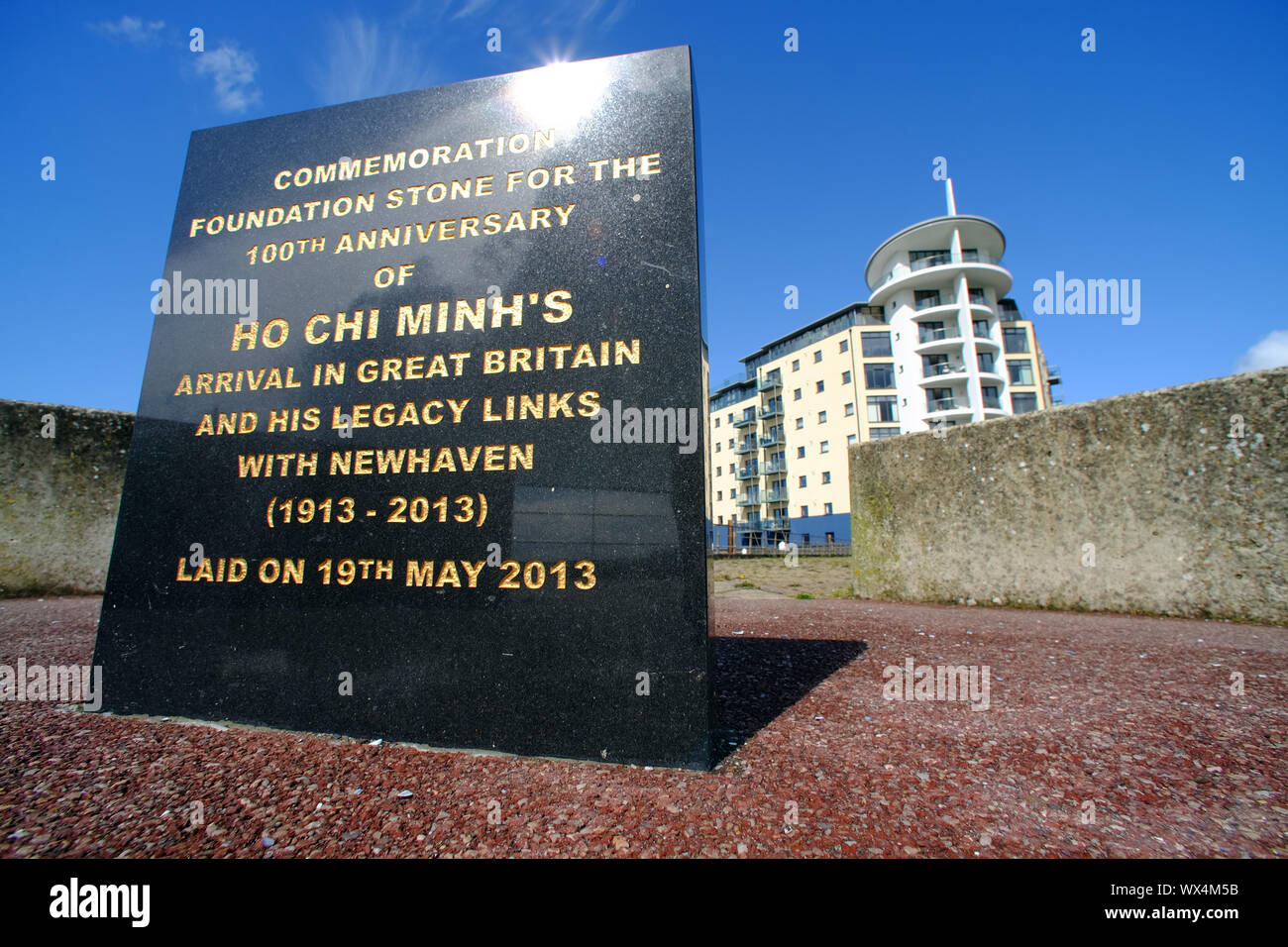 Gedenkstein für 100 Ho Chi Minh Jahrestag ihrer Ankunft in Großbritannien. Newhaven, East Sussex, Großbritannien Stockfoto