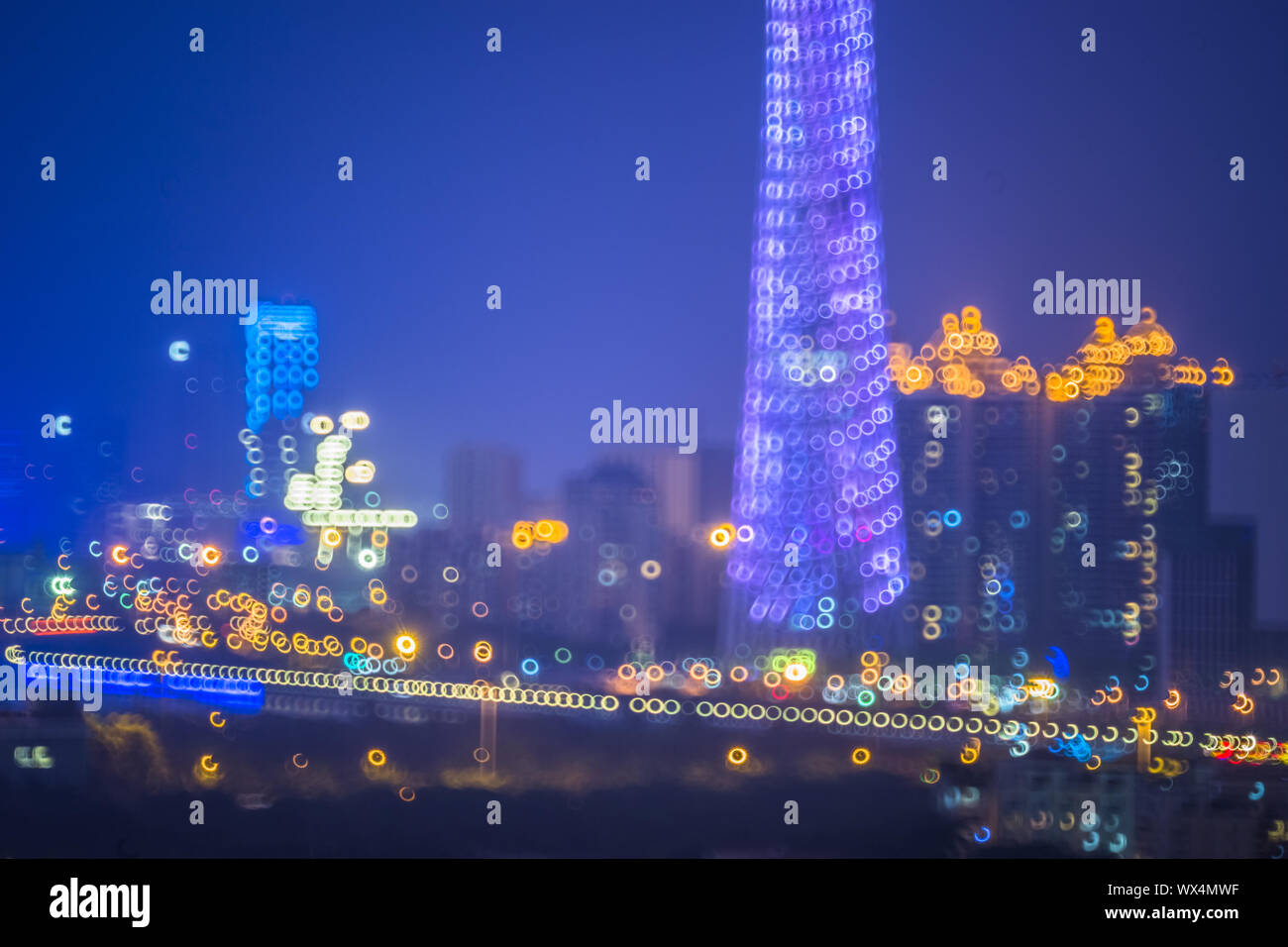 Verschwommene Citylights und Bürogebäude Stockfoto