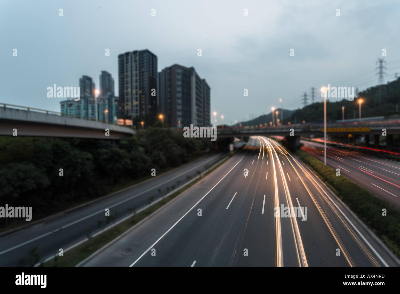 Stadt viel Verkehr in der Dämmerung Stockfoto