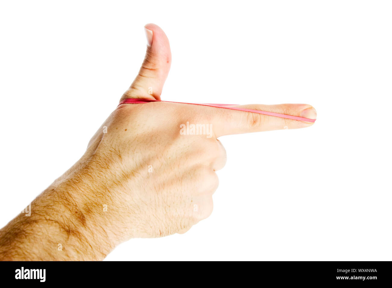 Ein Gummiband Gewehr in der Hand eines männlichen. Auf weiß mit Freistellungspfad isoliert. Stockfoto