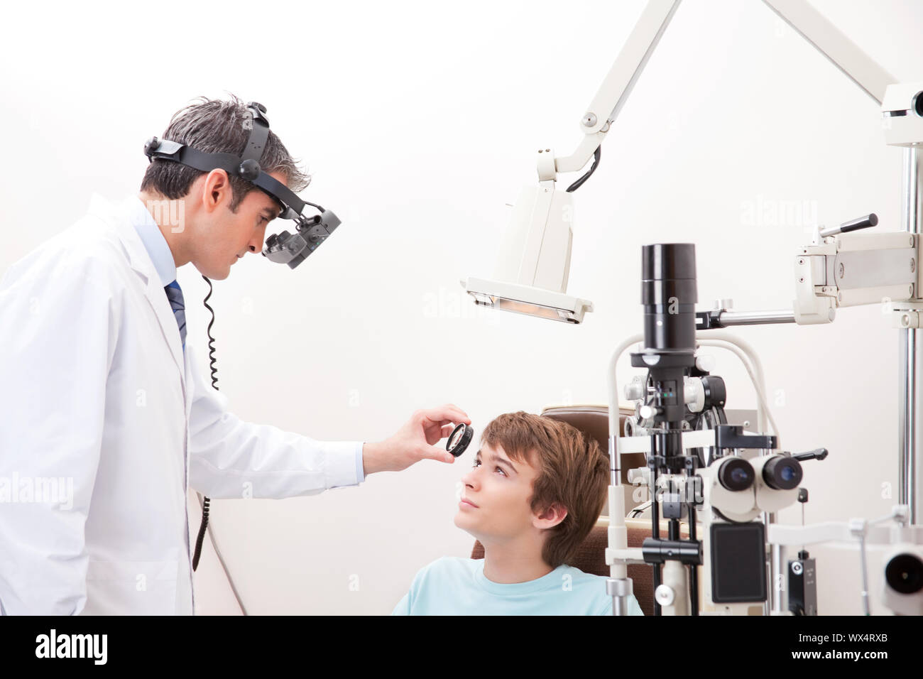 Optiker eine Sehkraft test Prüfung Stockfotografie - Alamy