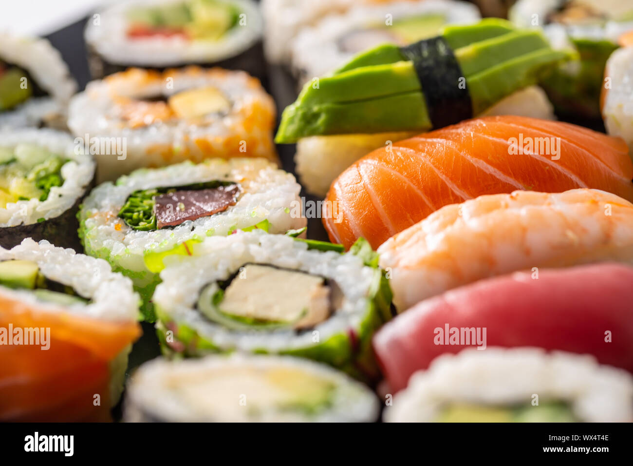 Sortiment der japanischen Sushi, Sashimi und Nigiri maki Rollen Stockfoto