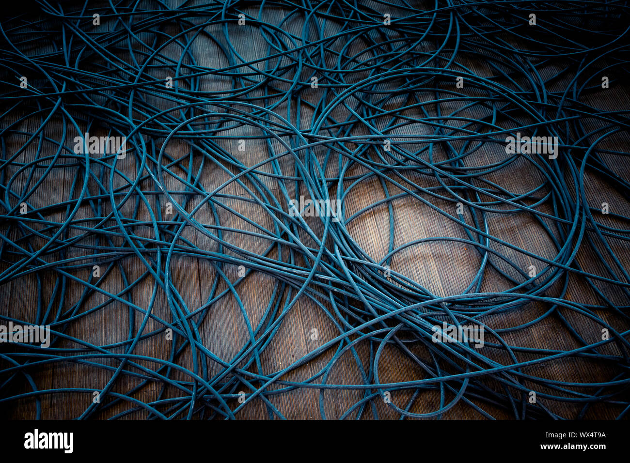 Netzwerk-Chaos von bunten Kabeln Stockfoto