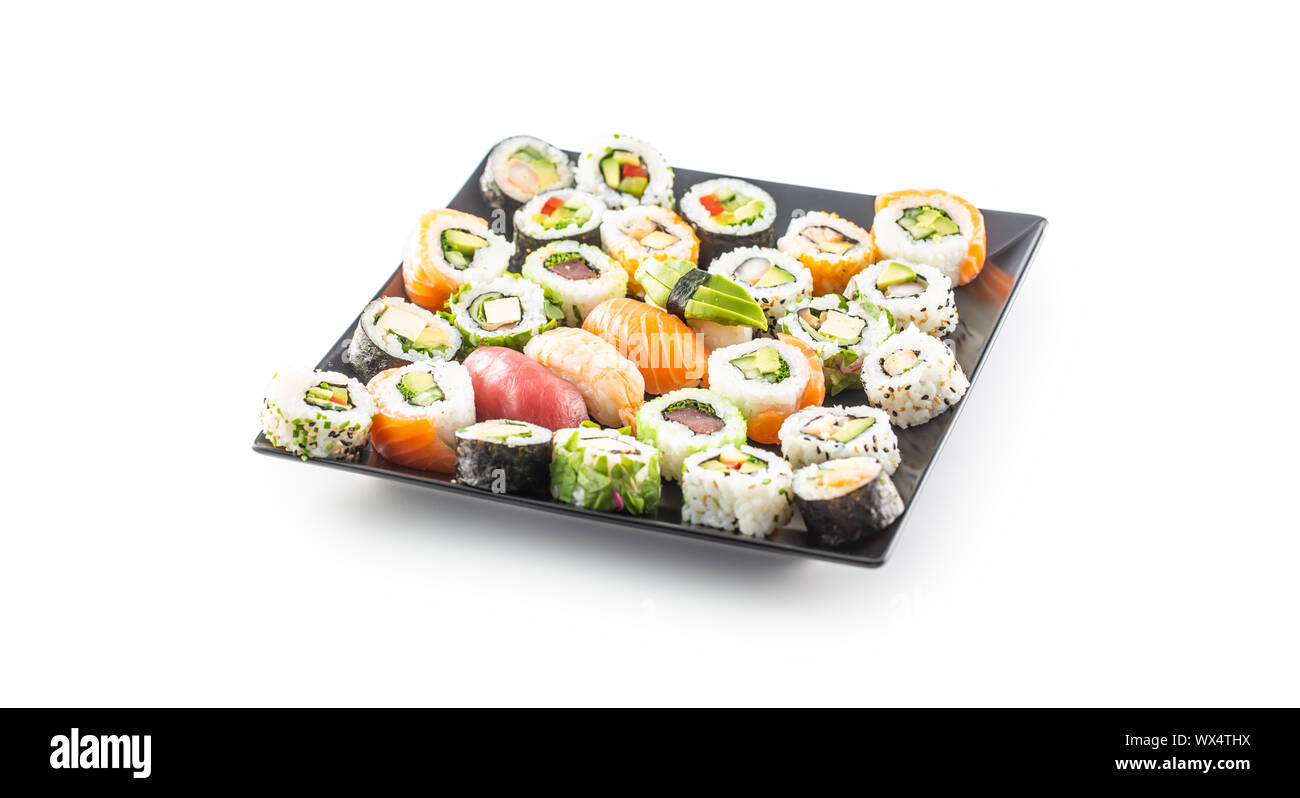 Sortiment der japanischen Sushi Sashimi rolls Nigiri und Maki isoliert auf weißem Stockfoto