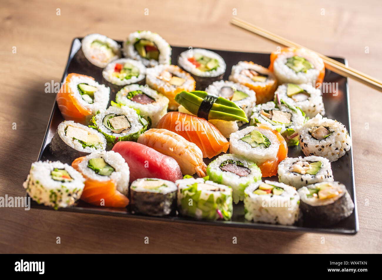 Sortiment der japanischen Sushi, Sashimi und Nigiri maki Rollen Stockfoto