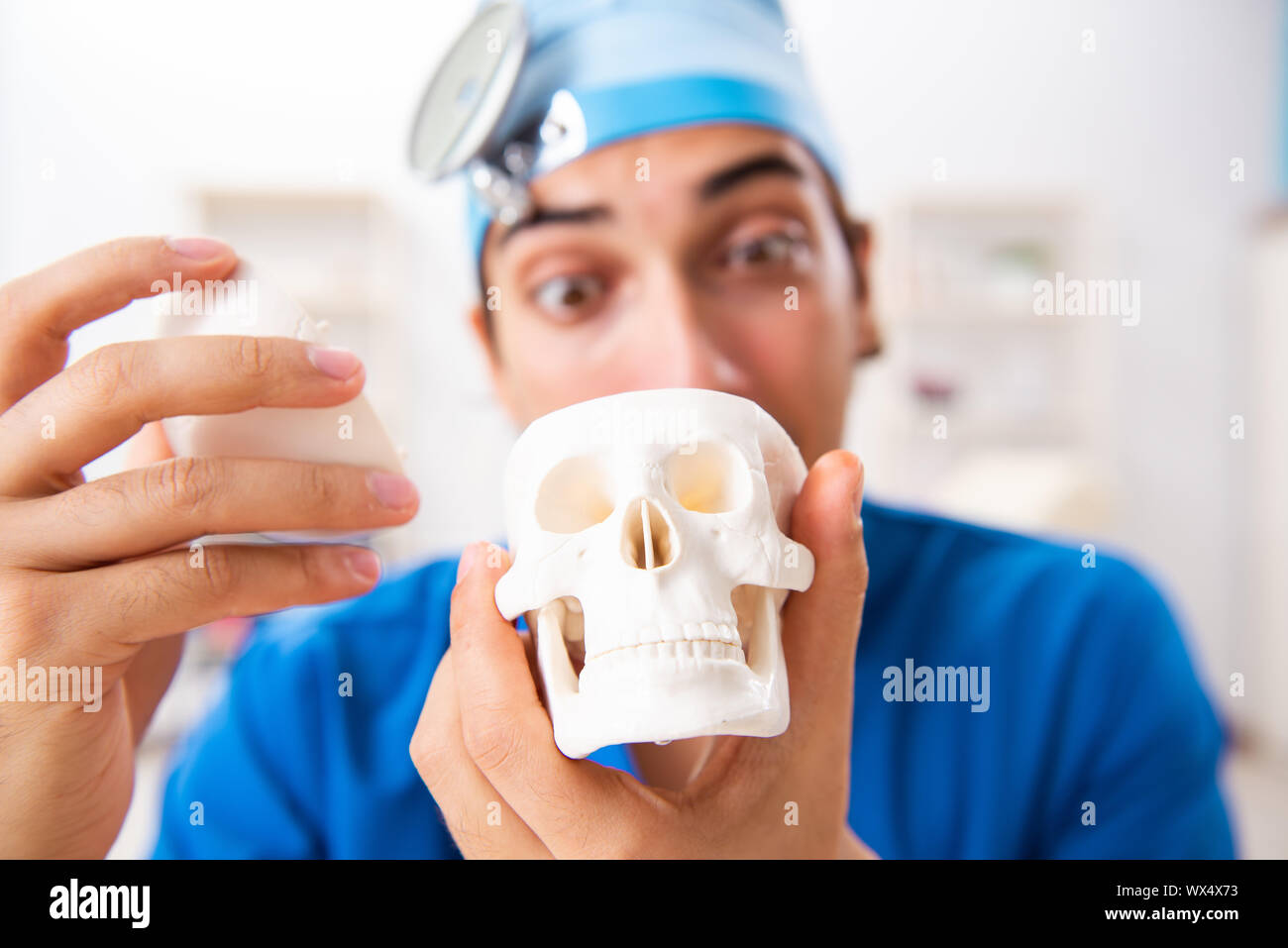 Mad Arzt in der Klinik arbeiten Stockfoto