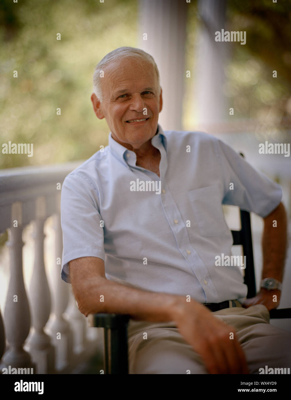 Vorderansicht eines Mann sitzt und lächelt. Stockfoto