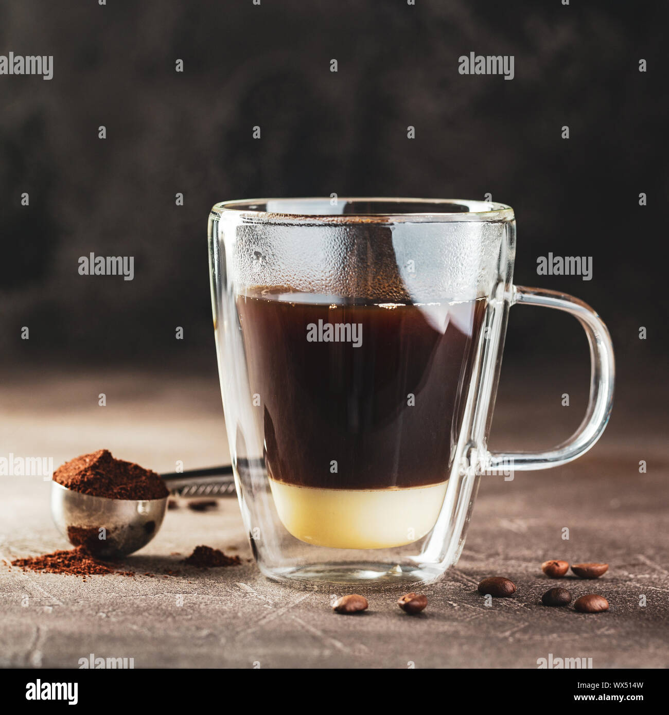 Vietnamesischen Kaffee mit Kondensmilch in Glas Tassen. Traditionelle Verfahren zur Herstellung von vietnamesischen Kaffee Stockfoto